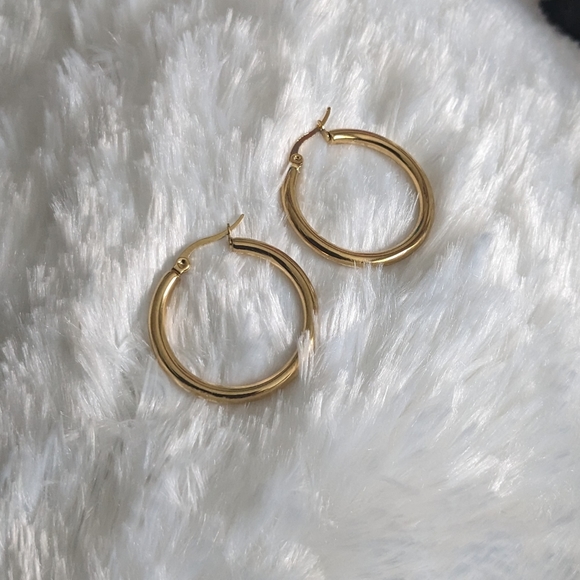 NEW Women’s Gold Plated Round Pierced Hoop Earrings 18K / jewelry - Picture 4 of 8